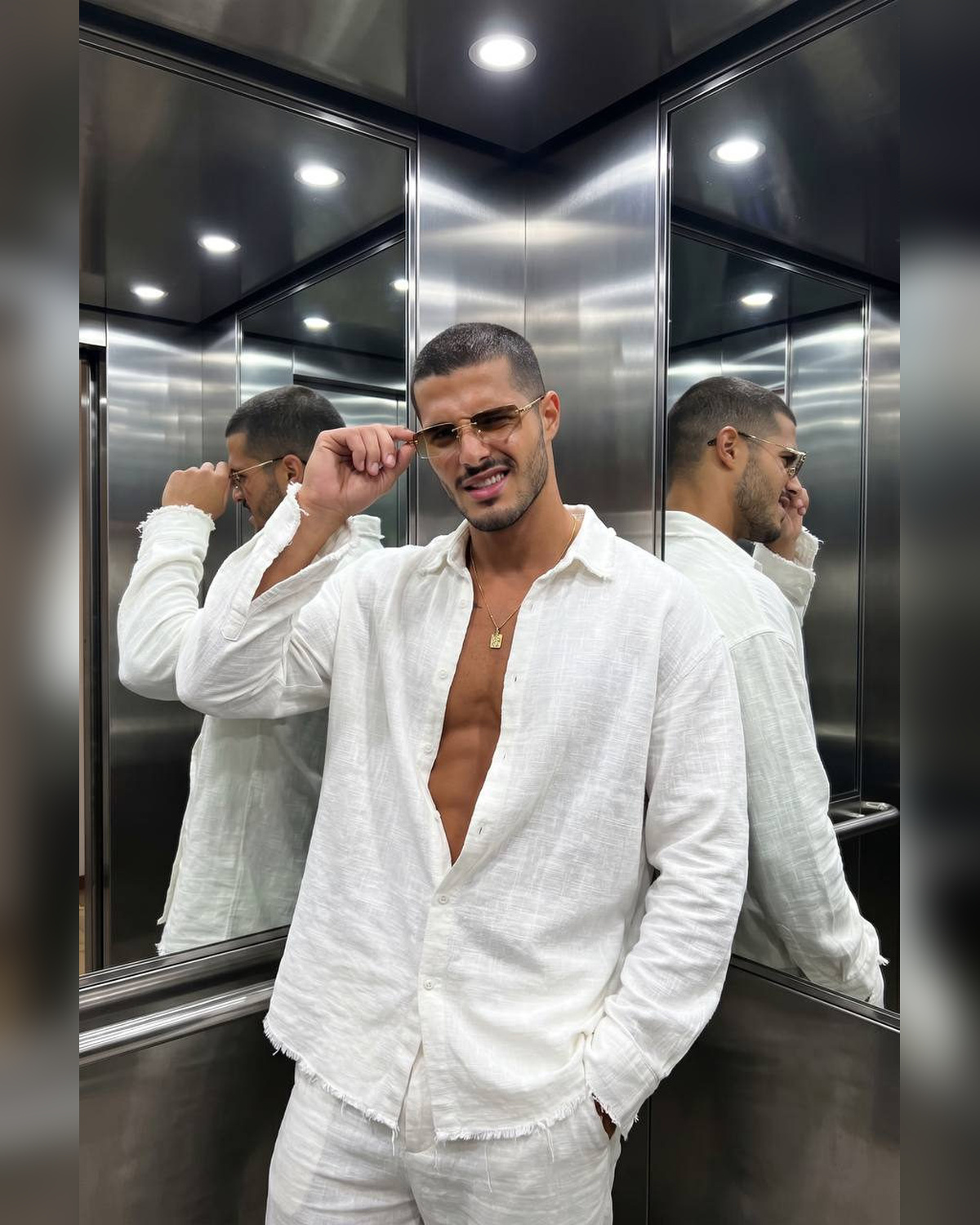 پرتره مردانه در آسانسور لوکس