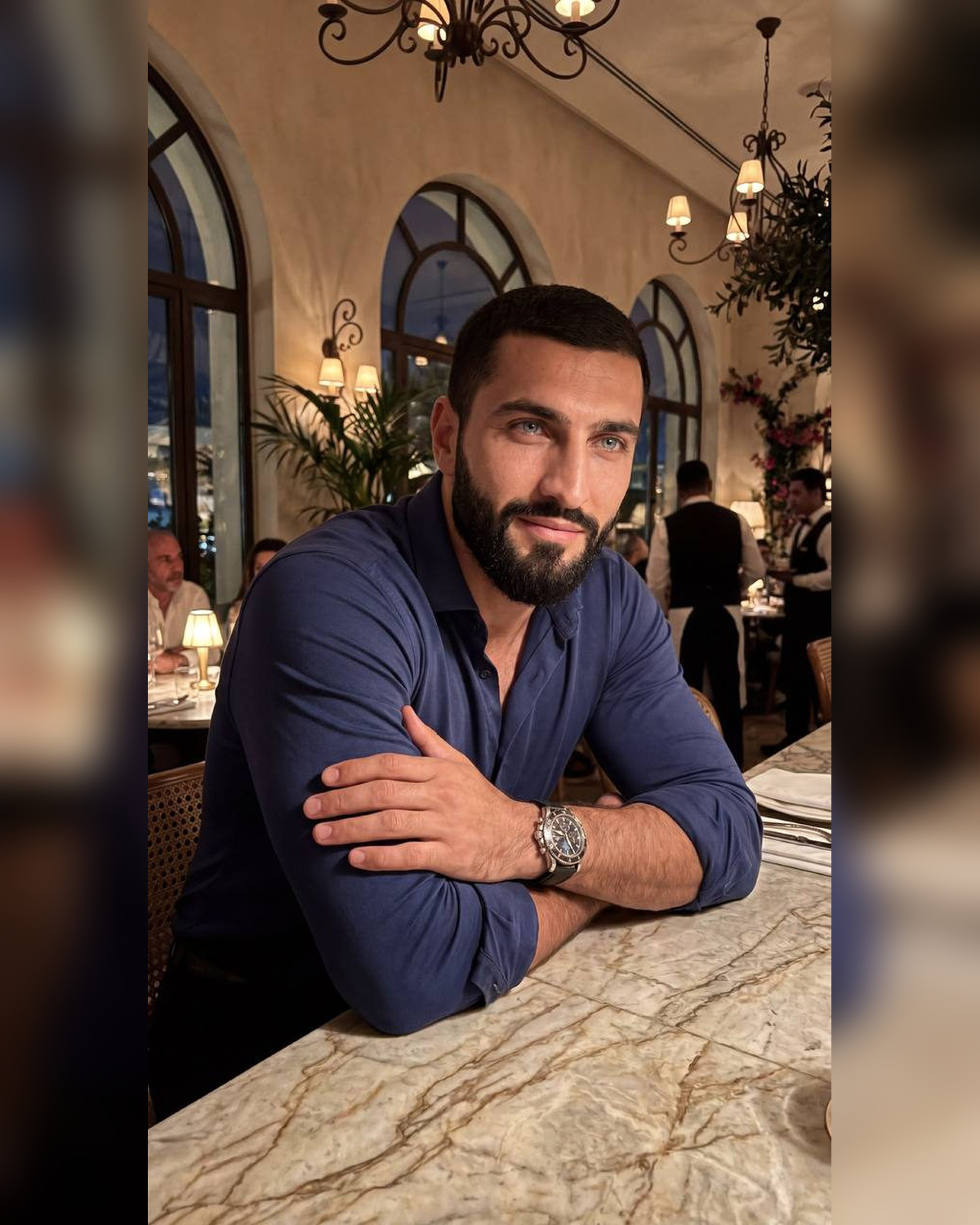 پرتره مردانه لوکس در رستوران